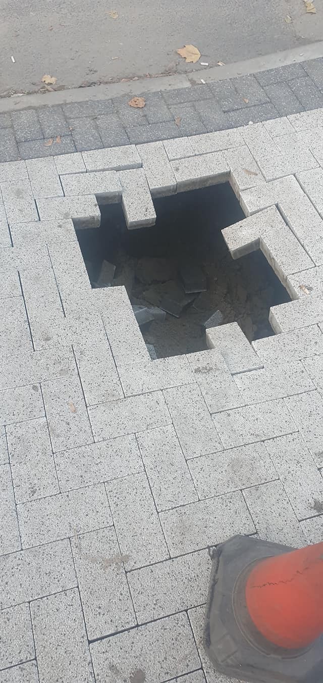 FOTO // „Treaba se face de mântuială ca de obicei”. Trotuar surpat la câteva zile după ce a fost dat în exploatare